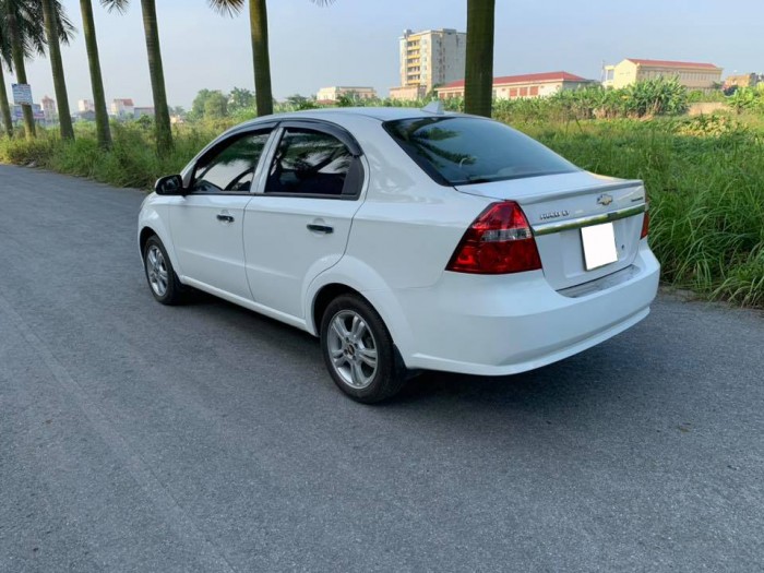 Cần bán gấp xe Chevrolet Aveo 2016 màu trắng. Xe số sàn