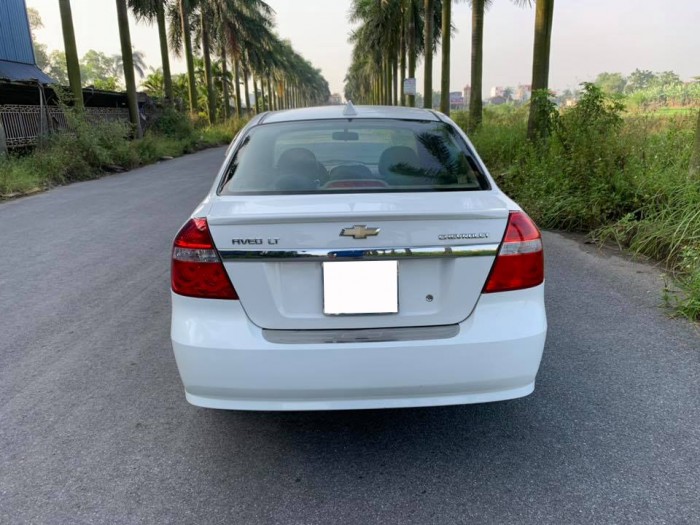 Cần bán gấp xe Chevrolet Aveo 2016 màu trắng. Xe số sàn