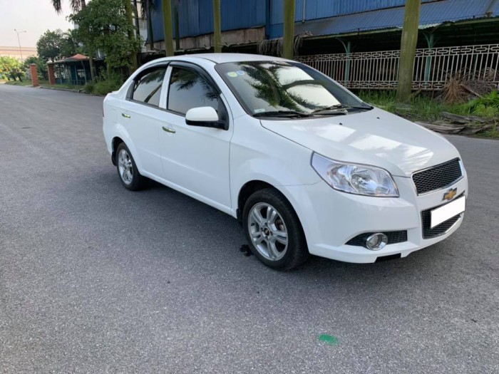 Cần bán gấp xe Chevrolet Aveo 2016 màu trắng. Xe số sàn