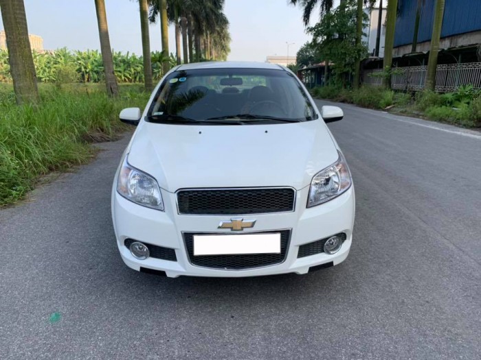Cần bán gấp xe Chevrolet Aveo 2016 màu trắng. Xe số sàn