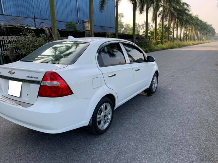 Cần bán gấp xe Chevrolet Aveo 2016 màu trắng. Xe số sàn