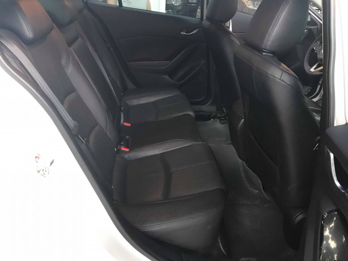 Mazda 3 màu trắng