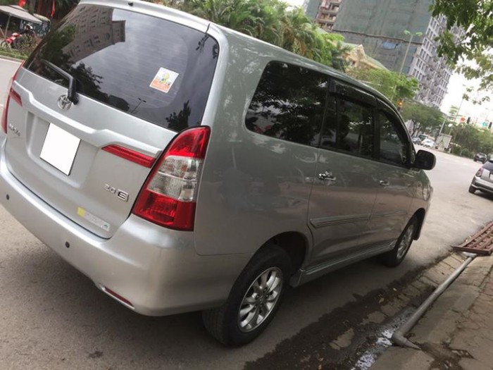Bán gấp Toyota Innova 2015 số sàn. Xe màu bạc