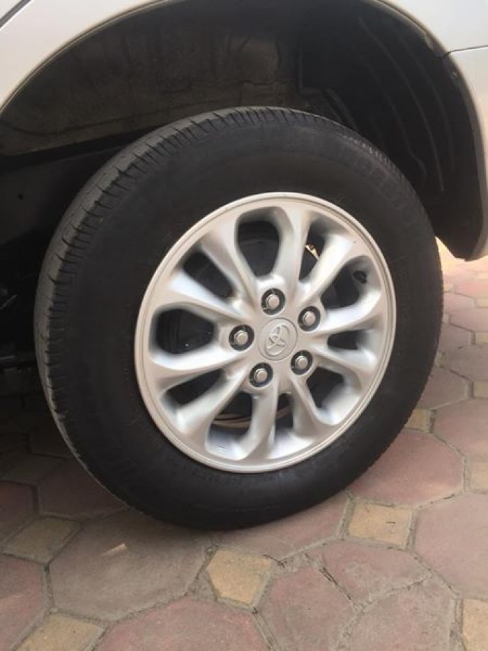 Bán gấp Toyota Innova 2015 số sàn. Xe màu bạc