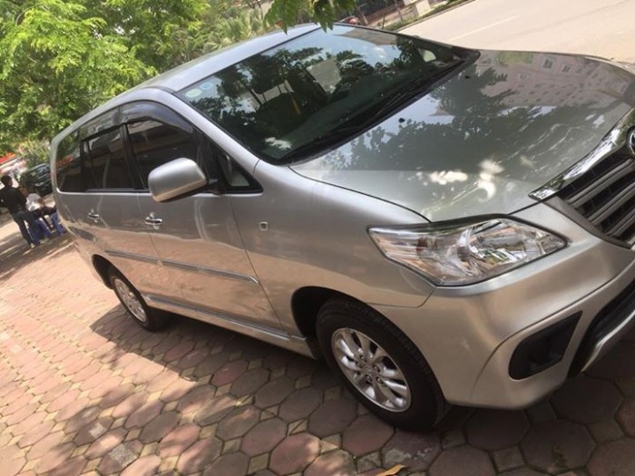 Bán gấp Toyota Innova 2015 số sàn. Xe màu bạc