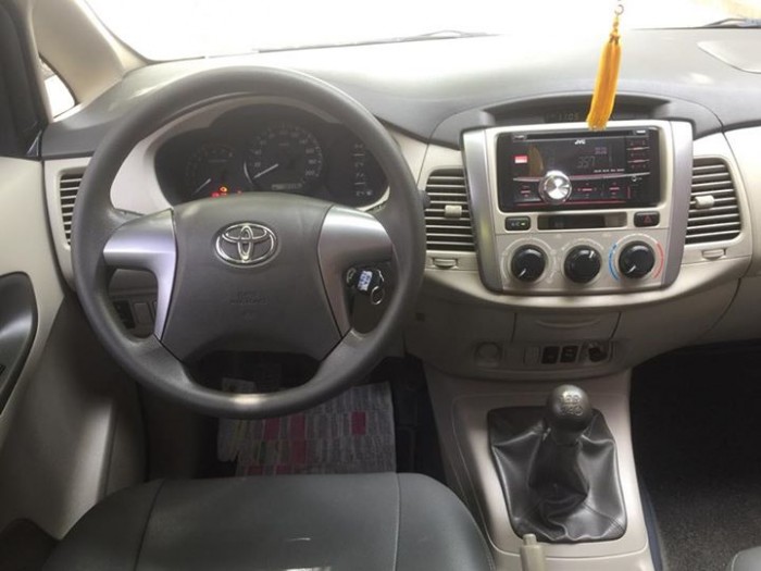 Bán gấp Toyota Innova 2015 số sàn. Xe màu bạc