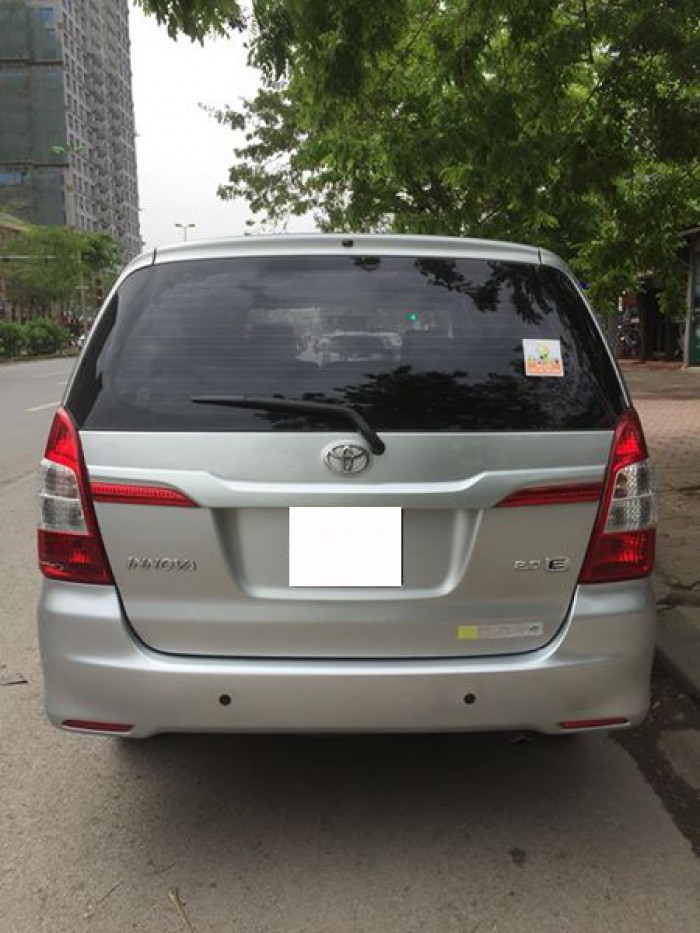 Bán gấp Toyota Innova 2015 số sàn. Xe màu bạc
