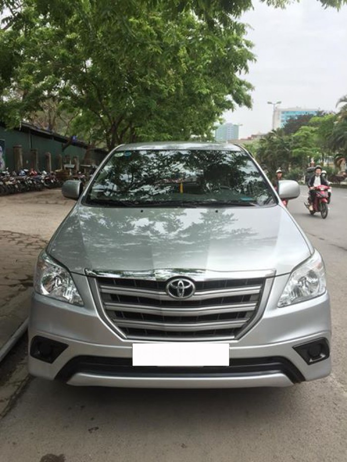 Bán gấp Toyota Innova 2015 số sàn. Xe màu bạc