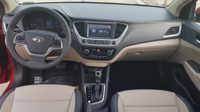 Cần bán xe Hyundai Accent 1.4AT 2018 màu đỏ đập hộp tháng 08/2018 odo lướt gần 800km