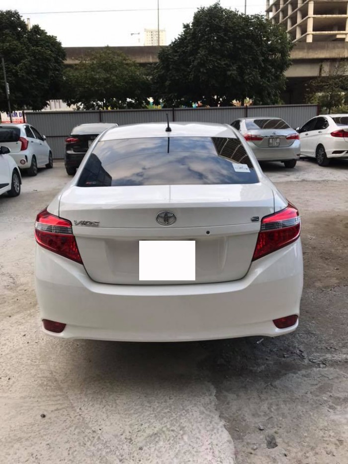 Cần bán gấp Toyota Vios 2017 bản E màu trắng