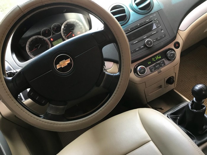 Bán Chevrolet Aveo 2017 số sàn màu bạc xe gia đình ít đi