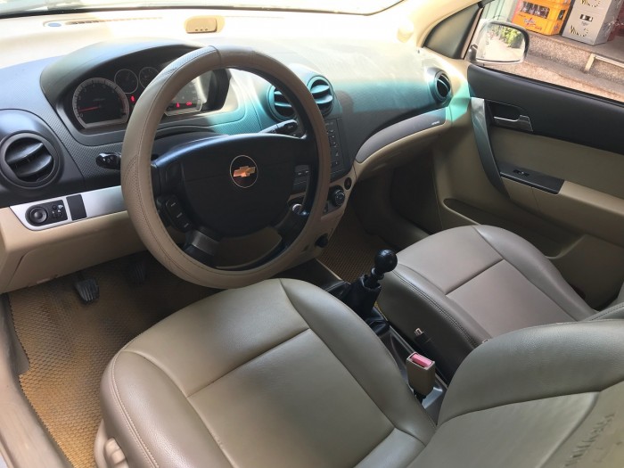 Bán Chevrolet Aveo 2017 số sàn màu bạc xe gia đình ít đi