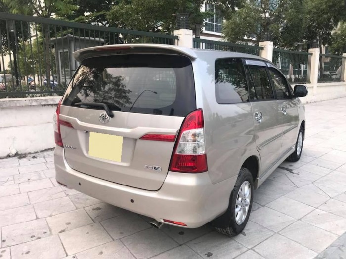 Cần bán xe Toyota Innova 2014 số sàn màu vàng cát đẹp