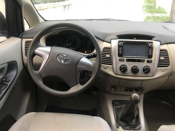 Cần bán xe Toyota Innova 2014 số sàn màu vàng cát đẹp