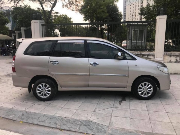 Cần bán xe Toyota Innova 2014 số sàn màu vàng cát đẹp
