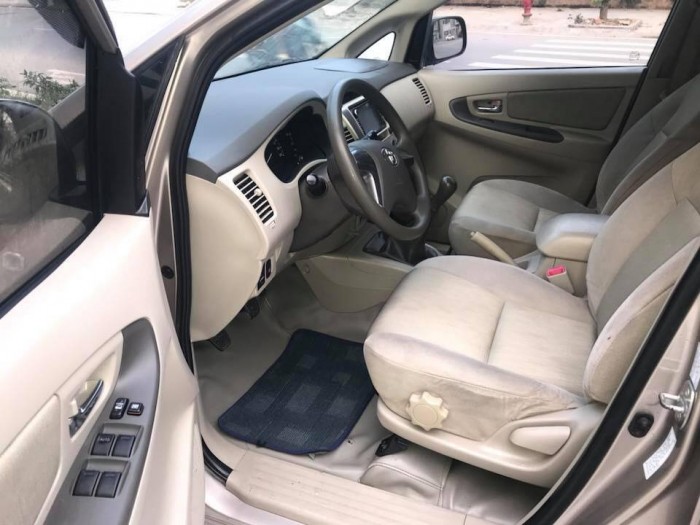 Cần bán xe Toyota Innova 2014 số sàn màu vàng cát đẹp