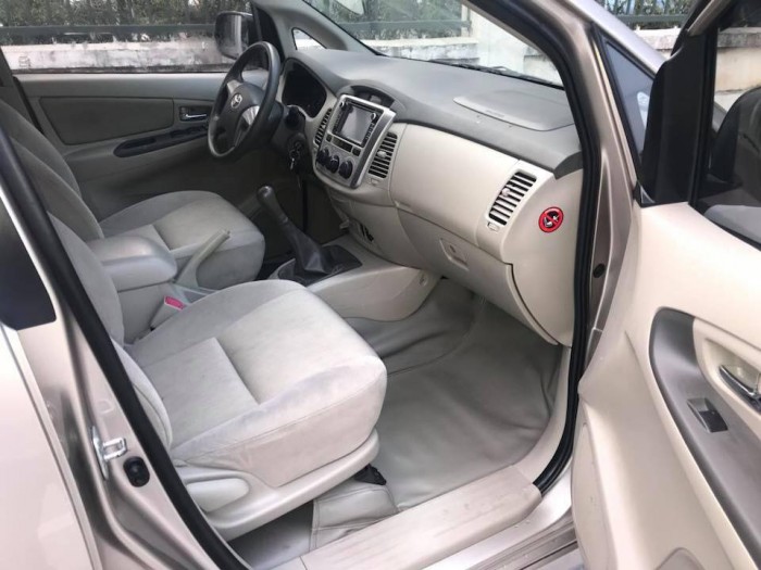 Cần bán xe Toyota Innova 2014 số sàn màu vàng cát đẹp