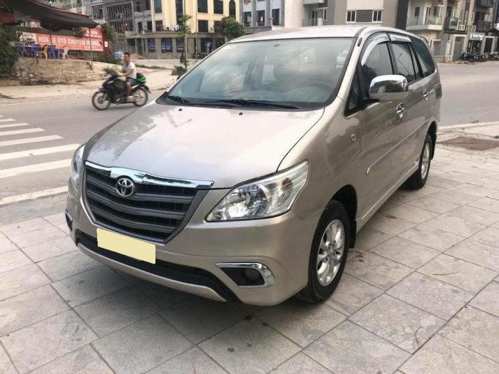 Cần bán xe Toyota Innova 2014 số sàn màu vàng cát đẹp
