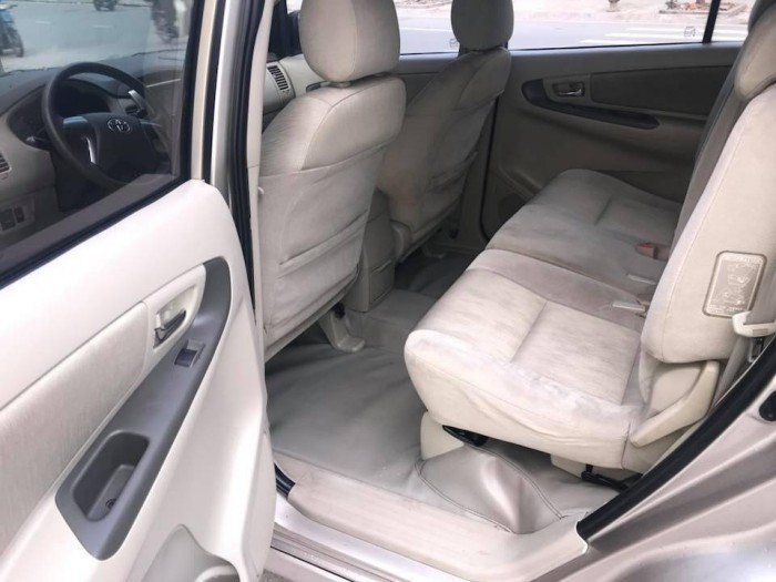 Cần bán xe Toyota Innova 2014 số sàn màu vàng cát đẹp
