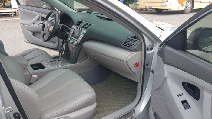 Toyota Camry GL 2.4 màu bạc xe nhập khẩu