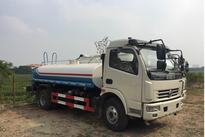 Xe phun nước rửa đường tưới cây Dongfeng 5 khối
