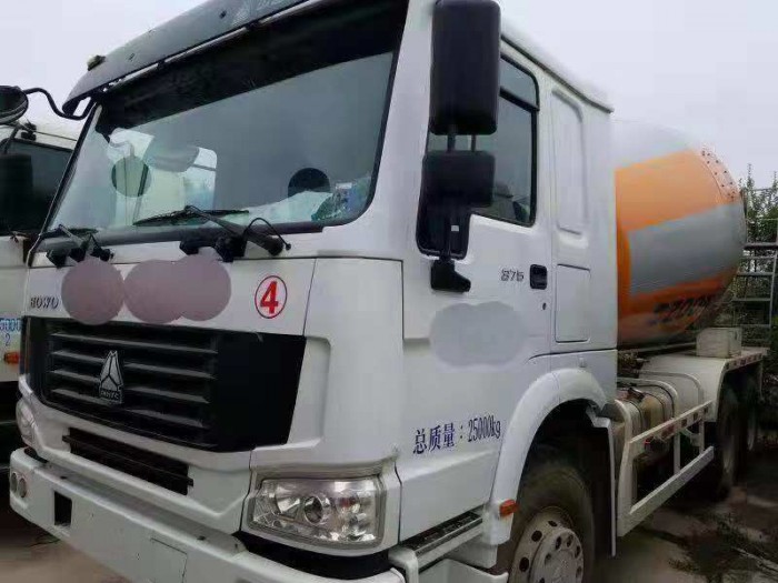 Xe trộn bê tông howo 12m3