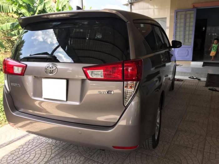 Bán nhanh xe Toyota Innova 2017 số sàn.Xe màu xám nâu