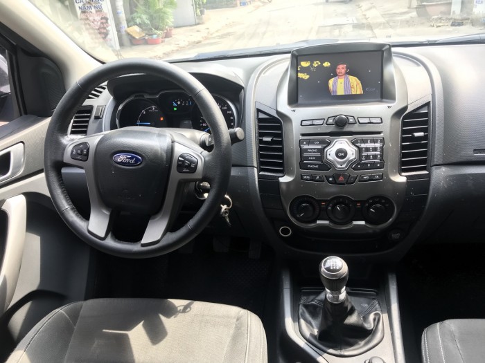 Bán Ford Ranger XLT 2014 hai cầu máy dầu màu Trắng xe zin cực đẹp