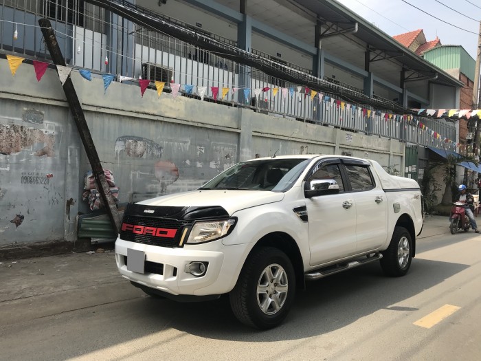 Bán Ford Ranger XLT 2014 hai cầu máy dầu màu Trắng xe zin cực đẹp