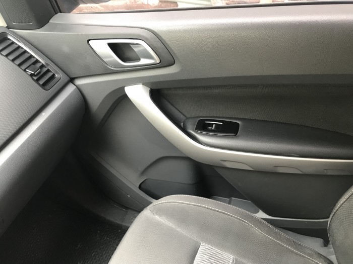 Bán Ford Ranger XLT 2014 hai cầu máy dầu màu Trắng xe zin cực đẹp