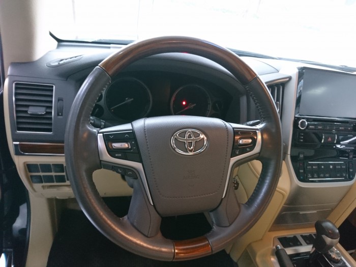 Toyota Land Cruiser VX 4.6 V8 sản xuất 2016 màu đen