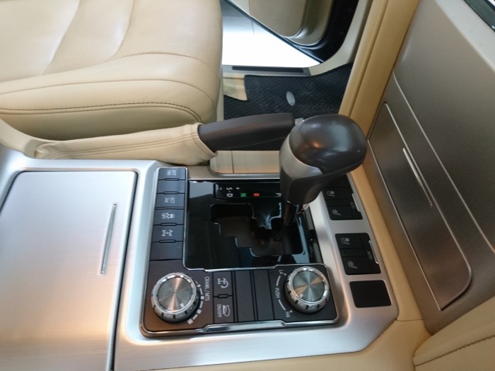 Toyota Land Cruiser VX 4.6 V8 sản xuất 2016 màu đen