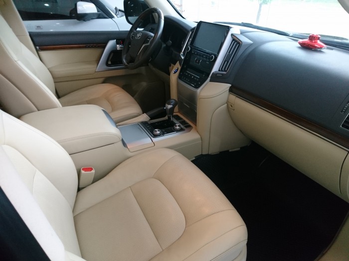 Toyota Land Cruiser VX 4.6 V8 sản xuất 2016 màu đen
