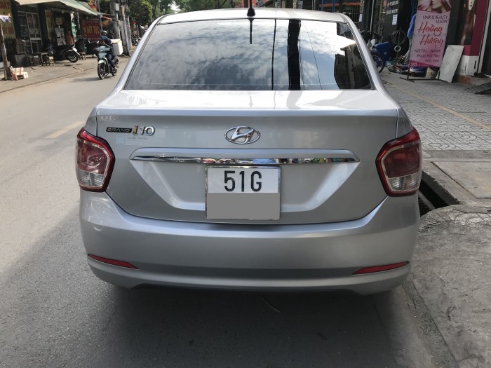 Shop kẹt tiền hàng bán Hyundai I10 số sàn màu bạc 2017 rất mới.