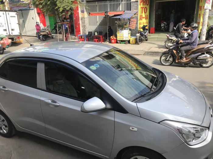 Shop kẹt tiền hàng bán Hyundai I10 số sàn màu bạc 2017 rất mới.