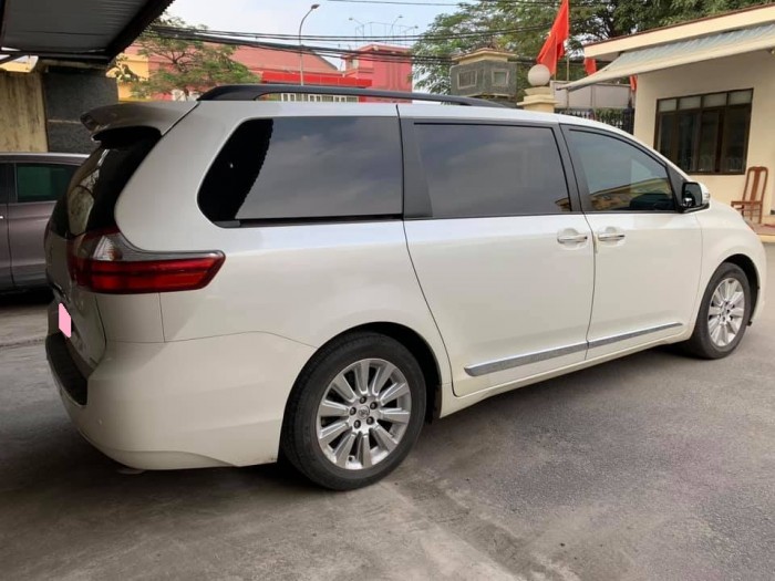 Ra đi em Toyota Sienna Limited 3.5AT 2016 màu trắng nhập khẩu Mỹ