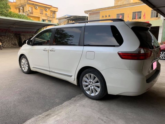 Ra đi em Toyota Sienna Limited 3.5AT 2016 màu trắng nhập khẩu Mỹ