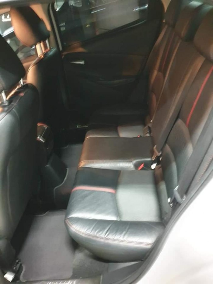 Cần tiền bán gấp Mazda 2 2016 số tự động . Xe màu trắng