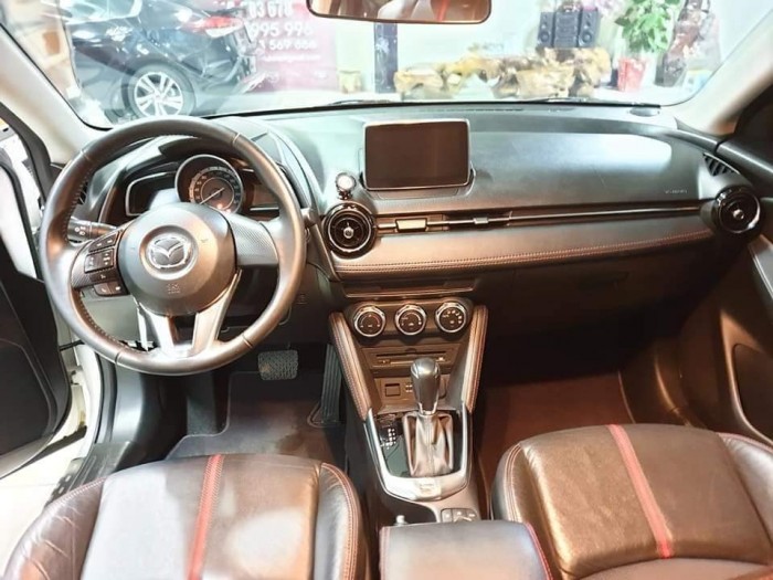 Cần tiền bán gấp Mazda 2 2016 số tự động . Xe màu trắng