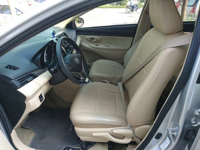 Cần bán Toyota Vios E 2016 máy mới .Xe số tự động,màu bạc