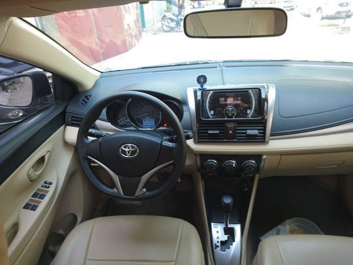 Cần bán Toyota Vios E 2016 máy mới .Xe số tự động,màu bạc