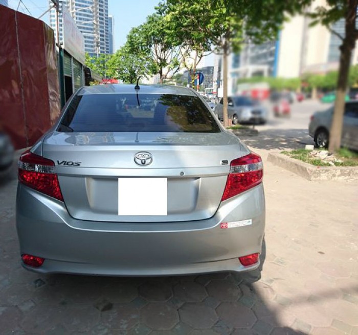 Cần bán Toyota Vios E 2016 máy mới .Xe số tự động,màu bạc