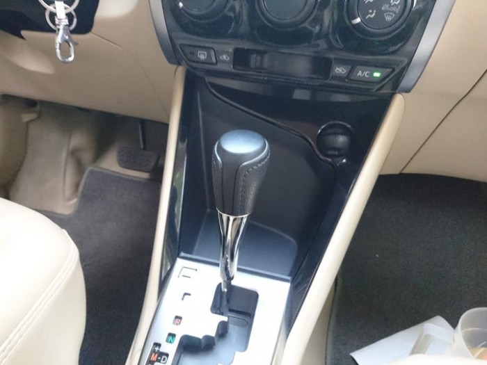 Cần bán Toyota Vios E 2016 máy mới .Xe số tự động,màu bạc