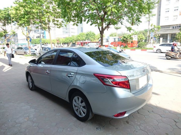 Cần bán Toyota Vios E 2016 máy mới .Xe số tự động,màu bạc