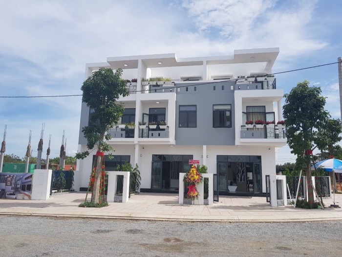 Nhà phố xây sẵn 1 trệt 2 lầu trong KDL Thác Giang Điền-Đồng Nai