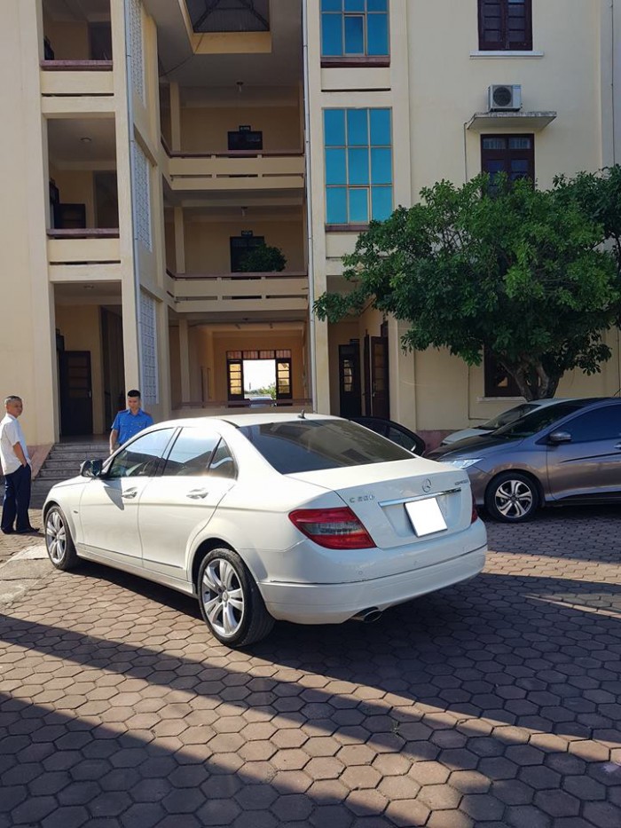 Cần bán gấp Mercedes C200 2008. Xe nữ sài kỹ