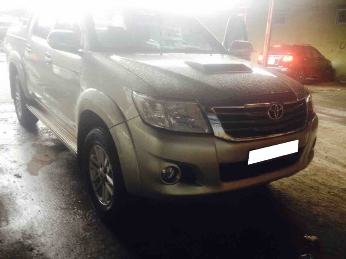 Bán xe Toyota Hilux 2.5mt máy dầu 2013 một cầu, xe màu bạc