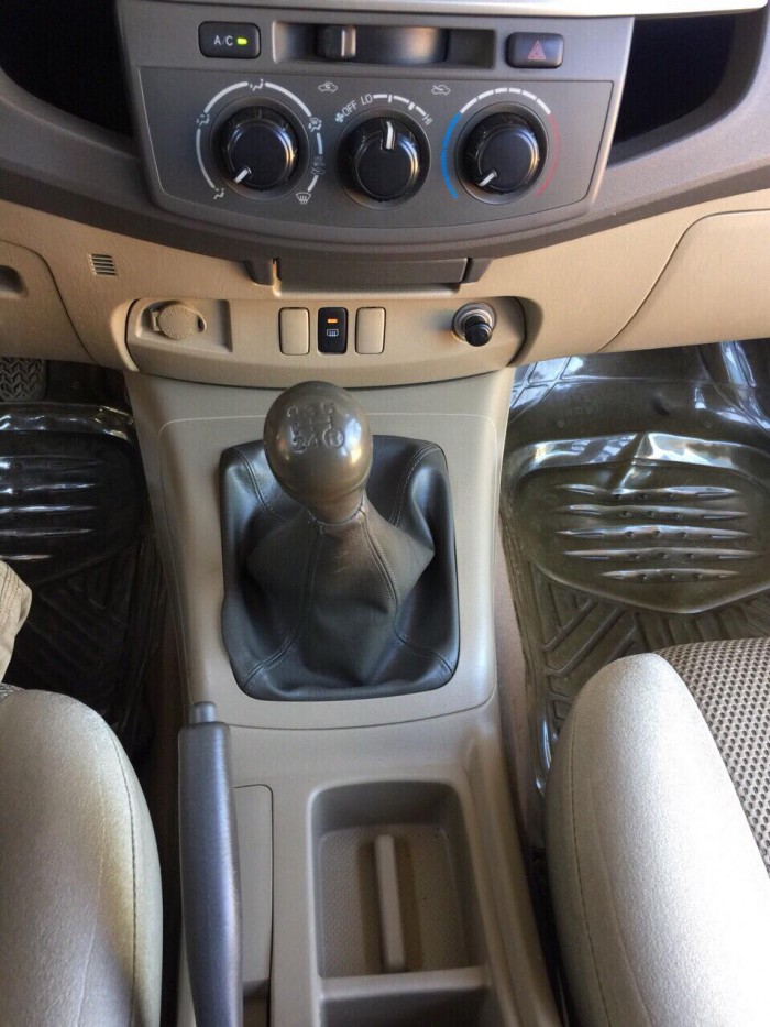 Bán xe Toyota Hilux 2.5mt máy dầu 2013 một cầu, xe màu bạc