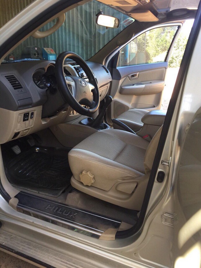 Bán xe Toyota Hilux 2.5mt máy dầu 2013 một cầu, xe màu bạc