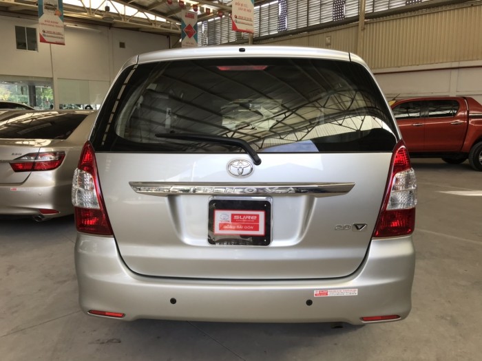 Bán xe Innova V sx 2013 màu bạc, giá giảm 30 triệu